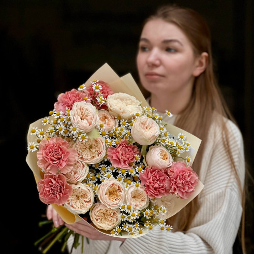 Романтичний букет у садовому стилі «Манговий лате»