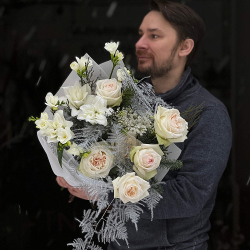 Білий ароматний букет з півонієвидними трояндами White O'Hara «Сніжність»