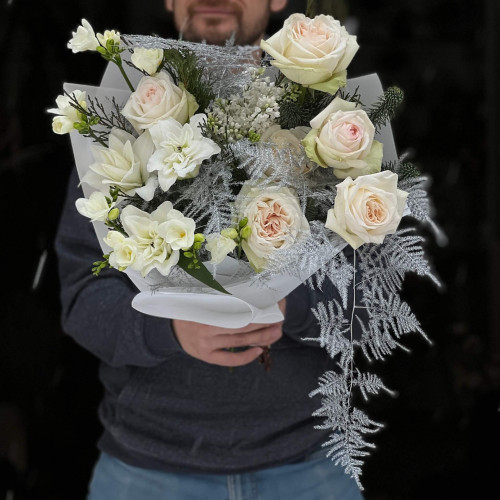 Білий ароматний букет з півонієвидними трояндами White O'Hara «Сніжність»
