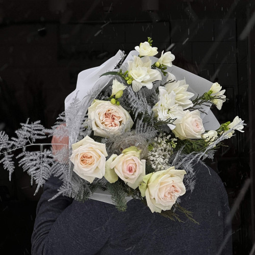 Білий ароматний букет з півонієвидними трояндами White O'Hara «Сніжність»