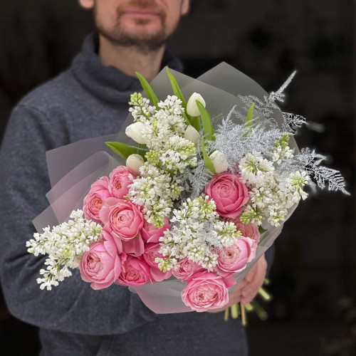 Надзвичайно ніжний букет з кущовою півонієвидною трояндою Silva Pink «Розпашілі щічки»