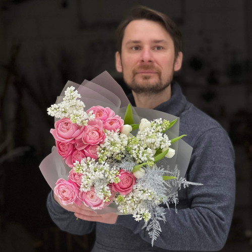 Надзвичайно ніжний букет з кущовою півонієвидною трояндою Silva Pink «Розпашілі щічки»