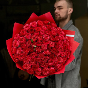 75 піоновидних троянд сорту Dark X-Pression у букеті «Стріла Купідона»