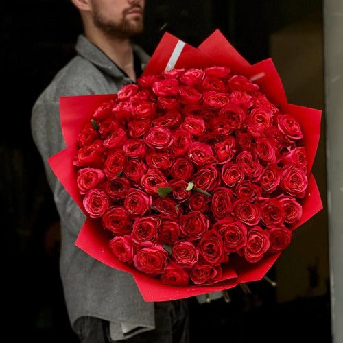 75 піоновидних троянд сорту Dark X-Pression у букеті «Стріла Купідона»