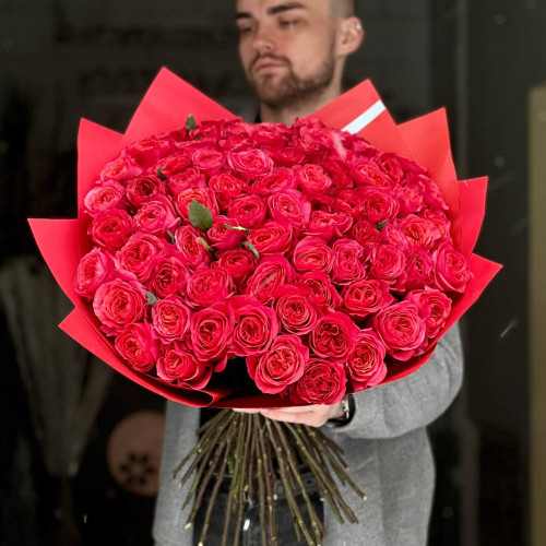 75 піоновидних троянд сорту Dark X-Pression у букеті «Стріла Купідона»