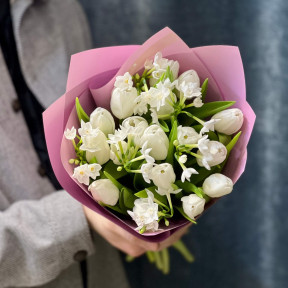 Ароматний букет з нарцисами та тюльпанами «Весняний флер»