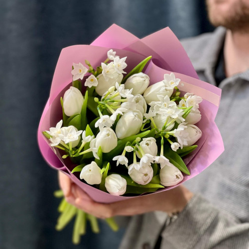 Ароматный букет с нарциссами и тюльпанами «Весенний флер»