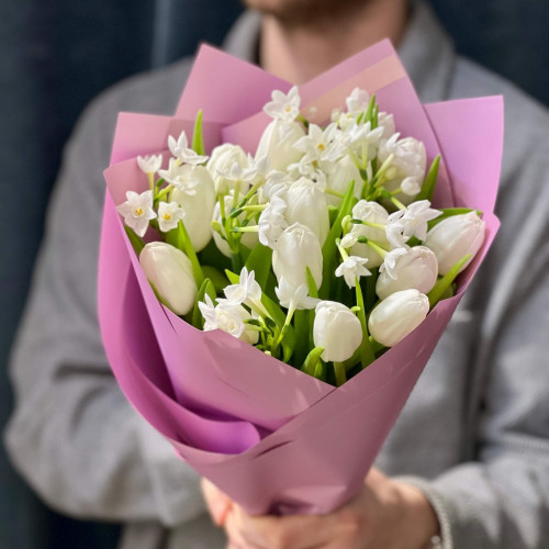 Ароматный букет с нарциссами и тюльпанами «Весенний флер»