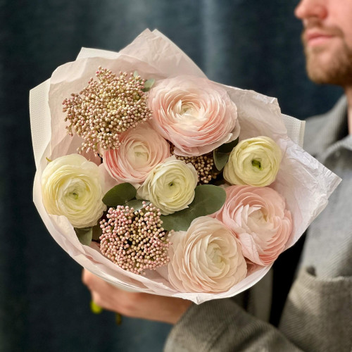 Світлий букет з ранункулюсами та озотамнусом «Тисяча ніжностей»