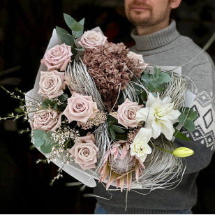 Цікавий світлий букет із протеєю «Вишукана Тетяна»