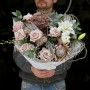Цікавий світлий букет із протеєю «Вишукана Тетяна»