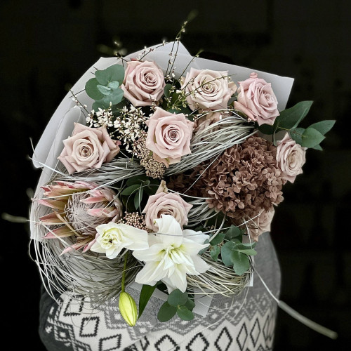 Цікавий світлий букет із протеєю «Вишукана Тетяна»