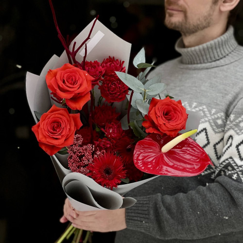 Яскравий букет у червоних відтінках «Запальна Тетянка»