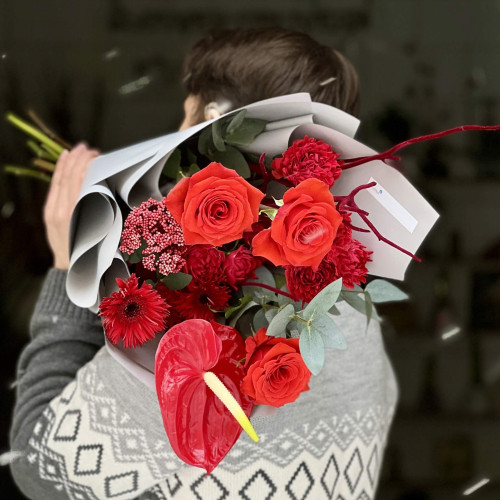 Яскравий букет у червоних відтінках «Запальна Тетянка»