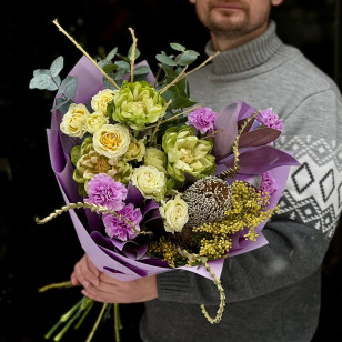 Незвичайний букет із банксією та трояндою Veggie «Неординарна Тетяна»