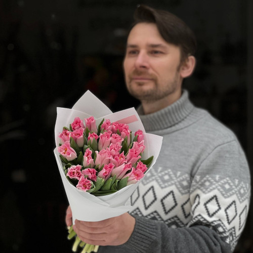 25 волнистых розовых тюльпанов в букете «Поцелуйчики для Татьянки»