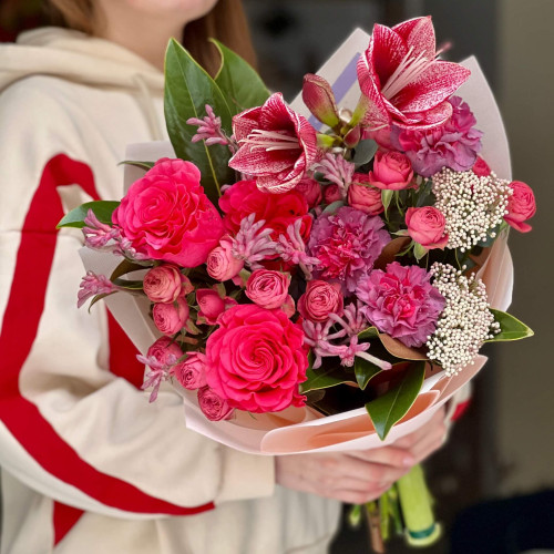 Яскравий букет з амарилісом «Неймовірна фуксія»