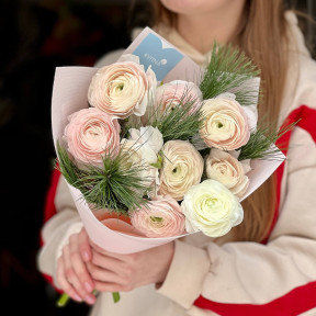 9 ранункулюсів Clooney Hanoi у букеті «Вишукані колючки»