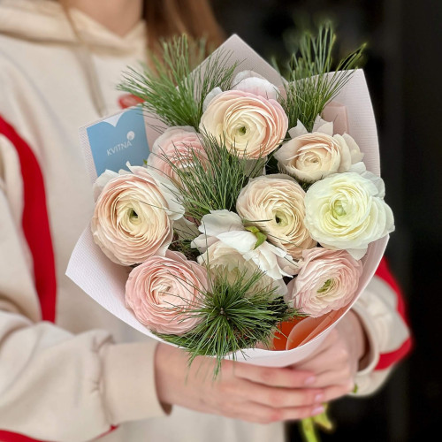 9 ранункулюсів Clooney Hanoi у букеті «Вишукані колючки»