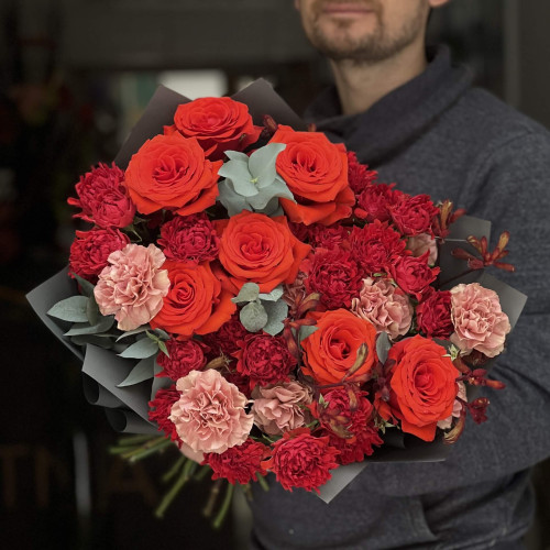 Яскравий букет у червоних відтінках «Багряне сузір'я»