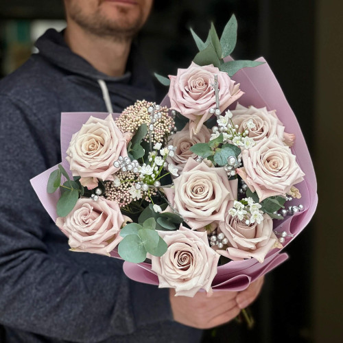 Чарівна троянда сорту Menta у букеті «Сріблясті зірочки»