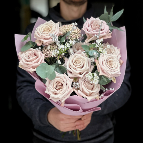 Чарівна троянда сорту Menta у букеті «Сріблясті зірочки»