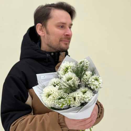 11 незвичайних ранункулюсів Pon Pon Igloo і пінус у букеті «Лаймова свіжість»