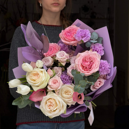 Нежный букет с пионовидными розами O’Hara «Задумчивая улыбка»