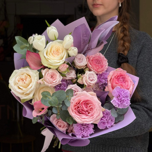 Нежный букет с пионовидными розами O’Hara «Задумчивая улыбка»