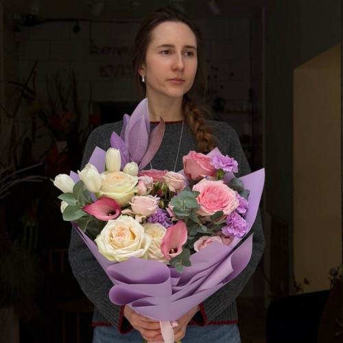 Нежный букет с пионовидными розами O’Hara «Задумчивая улыбка»