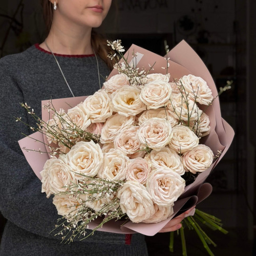 9 гілок кущової півонієвидної троянди Wangari Maathai та геніста у букеті «Білий танок»