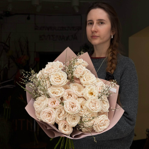 9 гілок кущової півонієвидної троянди Wangari Maathai та геніста у букеті «Білий танок»