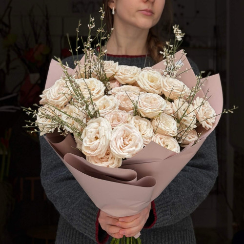 9 гілок кущової півонієвидної троянди Wangari Maathai та геніста у букеті «Білий танок»