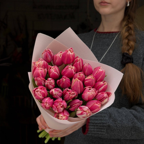 27 розовых пионовидных тюльпанов в букете «Малиновые леденцы»