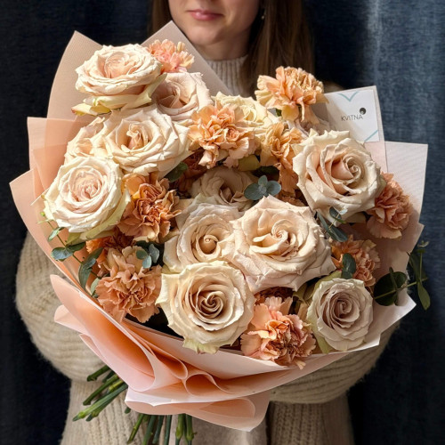Exquisite bouquet with Quicksand roses «Spicy Caramel»