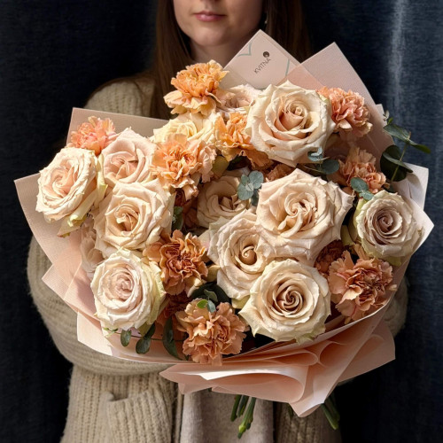 Exquisite bouquet with Quicksand roses «Spicy Caramel»