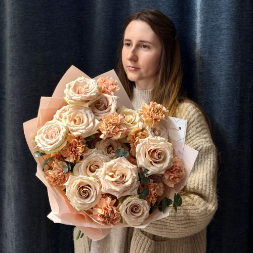 Exquisite bouquet with Quicksand roses «Spicy Caramel»