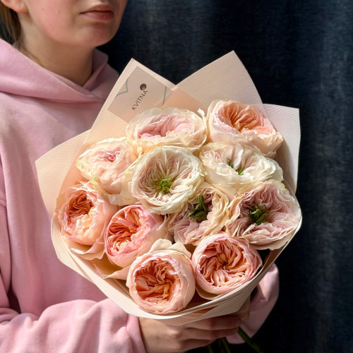 11 Charity and Juliet peony roses in the bouquet «Aromatic Jam»
