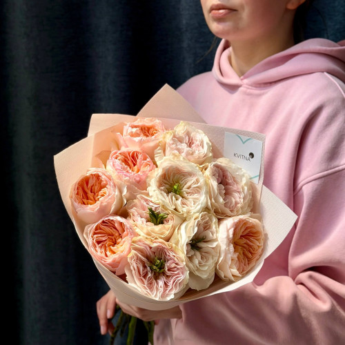 11 Charity and Juliet peony roses in the bouquet «Aromatic Jam»