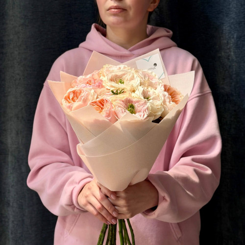 11 Charity and Juliet peony roses in the bouquet «Aromatic Jam»