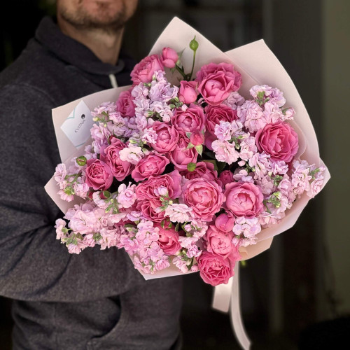 Запашний букет з кущовою матіолою та піоновидною кущовою трояндою Juliet «Яскрава принцеса»