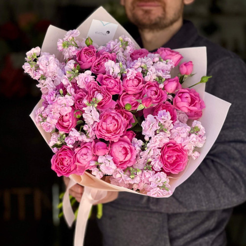 Запашний букет з кущовою матіолою та піоновидною кущовою трояндою Juliet «Яскрава принцеса»