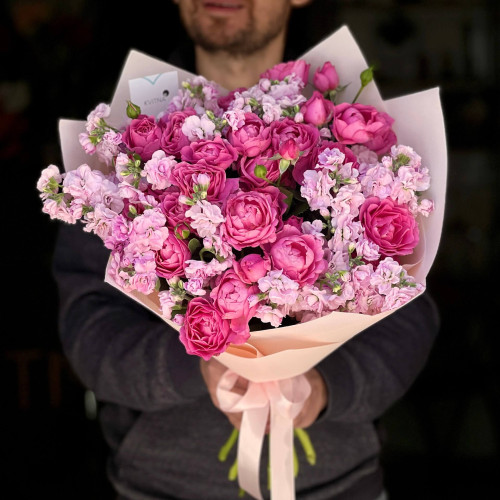 Запашний букет з кущовою матіолою та піоновидною кущовою трояндою Juliet «Яскрава принцеса»