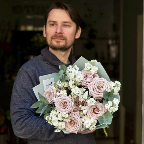 Exquisite pastel bouquet with Menta roses «Coffee Pearl»