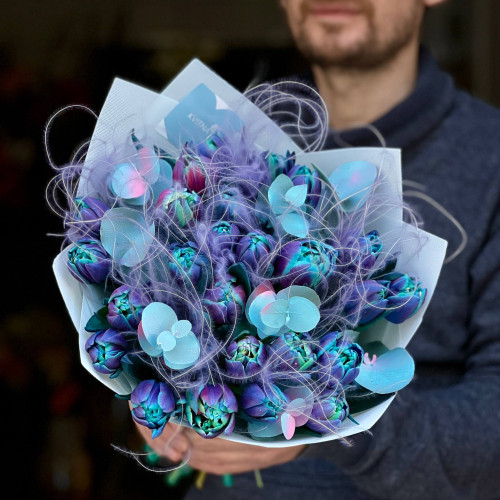 25 космічних півонієвидних тюльпанів від плантації VIP Roses у букеті «Неонова ніч»
