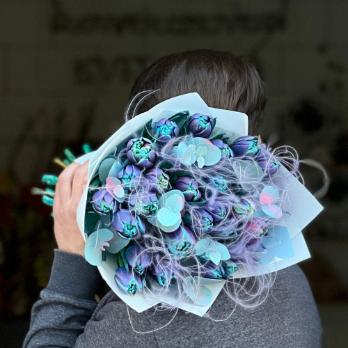 25 космічних півонієвидних тюльпанів від плантації VIP Roses у букеті «Неонова ніч»