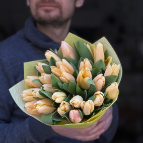 21 класичний тюльпан теплого відтінку в букеті «Мангова насолода»