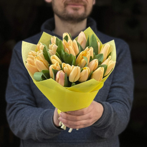 21 класичний тюльпан теплого відтінку в букеті «Мангова насолода»