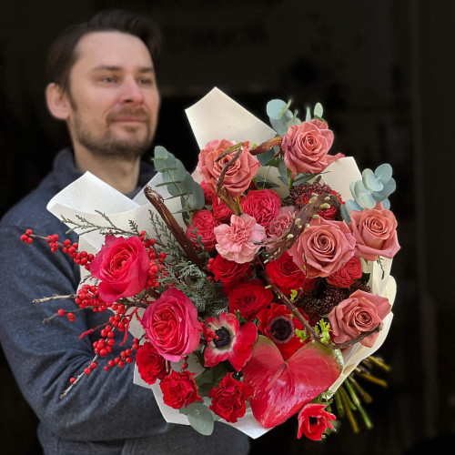 Елегантний різнорівневий букет у яскравих відтінках «Рубіновий лате»