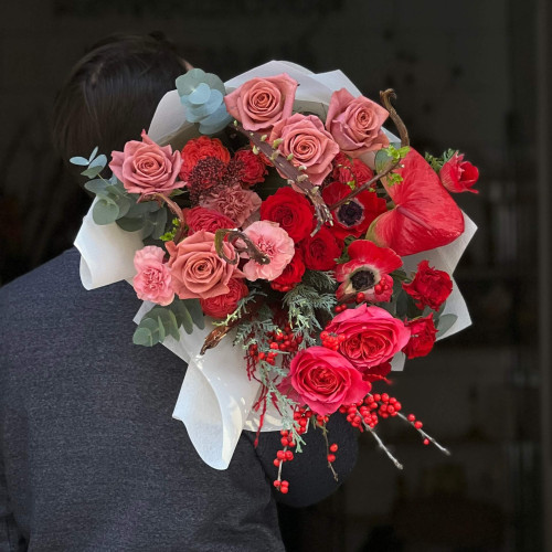 Елегантний різнорівневий букет у яскравих відтінках «Рубіновий лате»